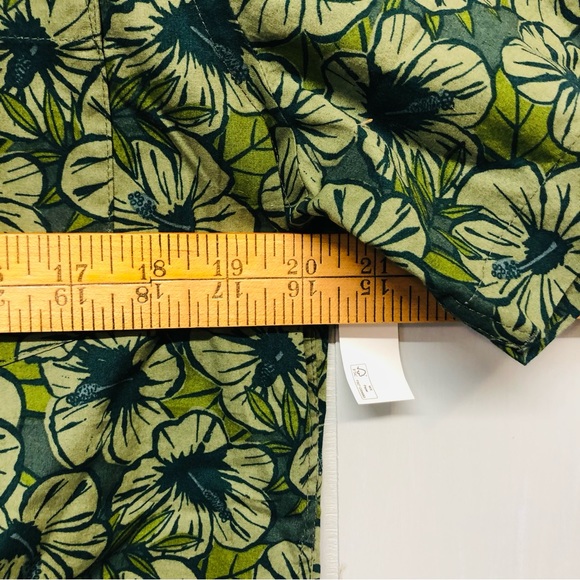NWT Hawaiian Shirt green hibiscus flower pattern size med. Amazon Essentials - Picture 8 of 11